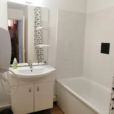 45 M2 Dans Parc Arbore Avec Piscine Holiday home